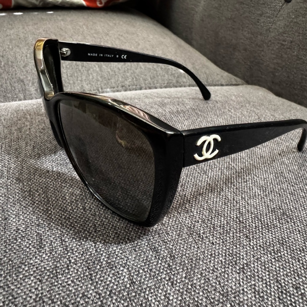 🌸SOLD🌸 CHANEL Elegant Black Sunglasses - Picture 7 of 8